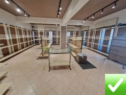 Locale commerciale Categoria C1 Con Vetrine Fronte Strada Statale 106 355 Mq