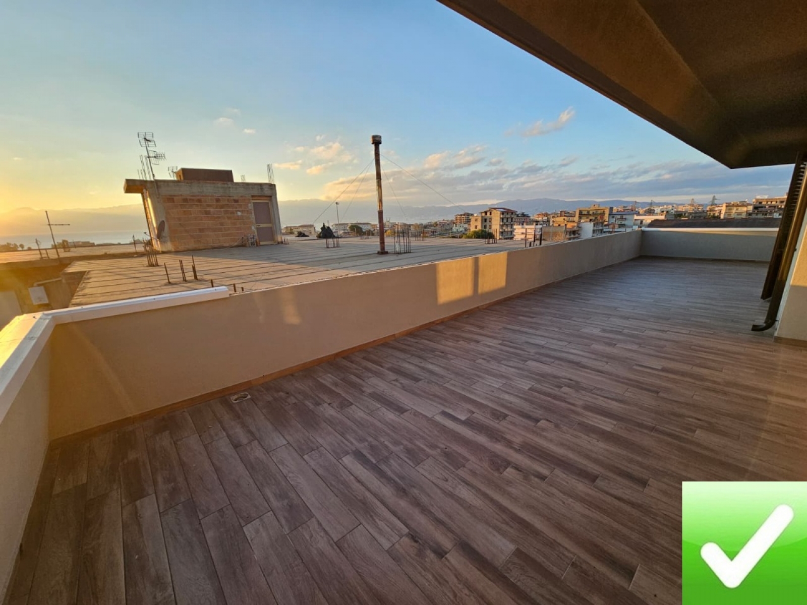 Attico Di Nuova Costruzione Con Ampio Terrazzo e Posto Auto Gallico 78 Mq