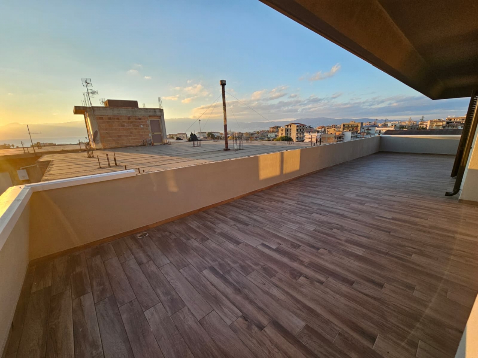 Attico Di Nuova Costruzione Con Ampio Terrazzo e Posto Auto Gallico 78 Mq