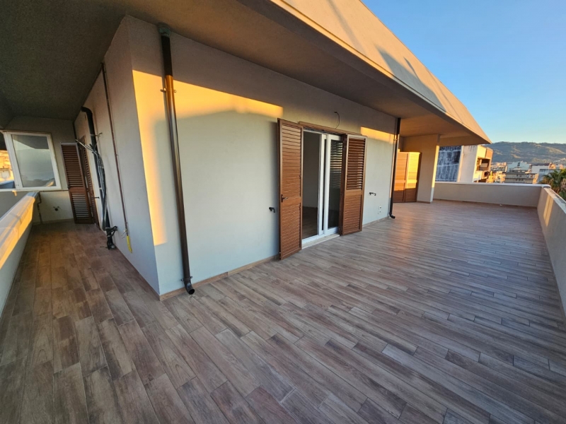 Attico Di Nuova Costruzione Con Ampio Terrazzo e Posto Auto Gallico 78 Mq