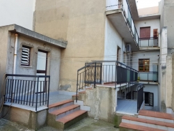 Semi Indipendente Due Appartamenti Con Cortile Saracinello 330 Mq