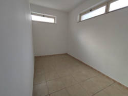 Locale Commerciale Nuovo Con 5 Vetrine Fronte Strada e Ampio Parcheggio Sbarre 400 Mq