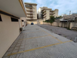 Locale Commerciale Nuovo Con 5 Vetrine Fronte Strada e Ampio Parcheggio Sbarre 400 Mq