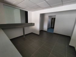 Locale Commerciale Nuovo Con 5 Vetrine Fronte Strada e Ampio Parcheggio Sbarre 400 Mq