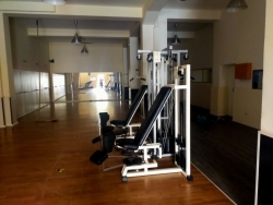 Locale Adibito a Palestra Con Vetrina Fronte Strada Parco Caserta 220 Mq