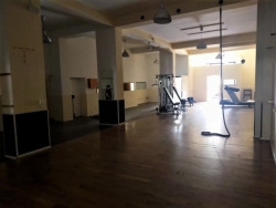 Locale Adibito a Palestra Con Vetrina Fronte Strada Parco Caserta 220 Mq