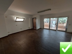 Locale Categoria C1 55 Mq Con Ampia Vetrina, Cortile e Deposito di 250 Mq Viale Laboccetta 