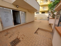 Locale Categoria C1 55 Mq Con Ampia Vetrina, Cortile e Deposito di 250 Mq Viale Laboccetta 