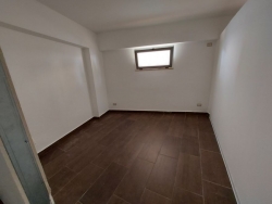 Locale Categoria C1 55 Mq Con Ampia Vetrina, Cortile e Deposito di 250 Mq Viale Laboccetta 