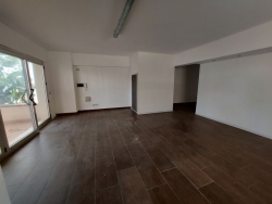 Locale Categoria C1 55 Mq Con Ampia Vetrina, Cortile e Deposito di 250 Mq Viale Laboccetta 