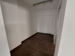 Locale Categoria C1 55 Mq Con Ampia Vetrina, Cortile e Deposito di 250 Mq Viale Laboccetta 