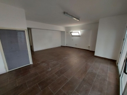 Locale Categoria C1 55 Mq Con Ampia Vetrina, Cortile e Deposito di 250 Mq Viale Laboccetta 