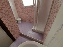 Locale Categoria C1 55 Mq Con Ampia Vetrina, Cortile e Deposito di 250 Mq Viale Laboccetta 