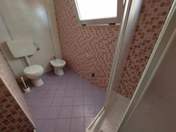 Locale Categoria C1 55 Mq Con Ampia Vetrina, Cortile e Deposito di 250 Mq Viale Laboccetta 