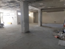 Locale Categoria C1 55 Mq Con Ampia Vetrina, Cortile e Deposito di 250 Mq Viale Laboccetta 