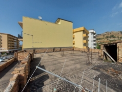 Intero Stabile 400 Mq Con Giardino 250 Mq SS 18 