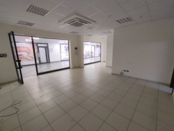 Locale Commerciale Categoria C1 Di Recente Costruzione Viale Calabria 80 Mq