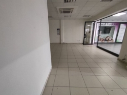 Locale Commerciale Categoria C1 Di Recente Costruzione Viale Calabria 80 Mq