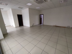 Locale Commerciale Categoria C1 Di Recente Costruzione Viale Calabria 80 Mq