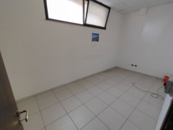 Locale Commerciale Categoria C1 Di Recente Costruzione Viale Calabria 80 Mq