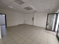 Locale Commerciale Categoria C1 Di Recente Costruzione Viale Calabria 80 Mq