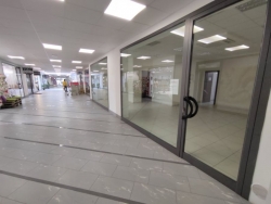 Locale Commerciale Categoria C1 Di Recente Costruzione Viale Calabria 80 Mq