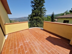 Villetta A Schiera Su Due Livelli 130 Mq + Corte 150 Mq e Giardini 400 Mq Ortì