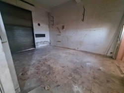 Locale Commerciale C1 Con Due Vetrine Fronte Strada Modena 83 Mq