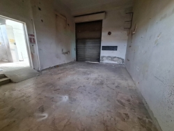 Locale Commerciale C1 Con Due Vetrine Fronte Strada Modena 83 Mq