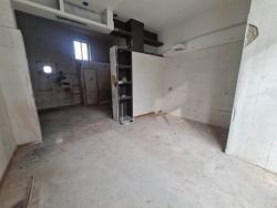 Locale Commerciale C1 Con Due Vetrine Fronte Strada Modena 83 Mq