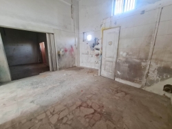 Locale Commerciale C1 Con Due Vetrine Fronte Strada Modena 83 Mq