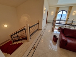 Prestigiosa Villa Indipendente Panoramica Con Corte e Giardino Piale