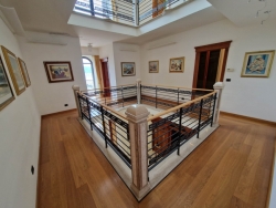 Prestigiosa Villa Indipendente Panoramica Con Corte e Giardino Piale
