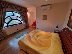 Prestigiosa Villa Indipendente Panoramica Con Corte e Giardino Piale