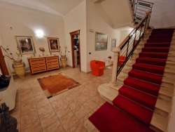 Prestigiosa Villa Indipendente Panoramica Con Corte e Giardino Piale