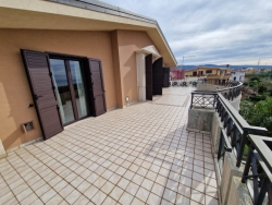 Prestigiosa Villa Indipendente Panoramica Con Corte e Giardino Piale