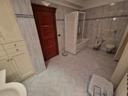 Prestigiosa Villa Indipendente Panoramica Con Corte e Giardino Piale