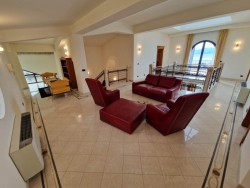 Prestigiosa Villa Indipendente Panoramica Con Corte e Giardino Piale