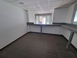Locale Commerciale Categoria C1 Con Vetrina Fronte Strada Sbarre 128 Mq