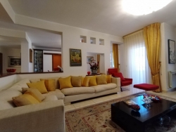 Appartamento Ristrutturato + Garage e Posto Auto Modena 190 Mq