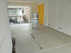 Locale Commerciale Di Recente Costruzione Su Due Livelli Via De Nava 