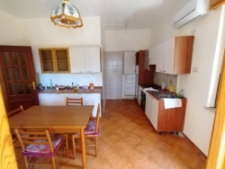 Appartamento In Villa Arredato + Portico + Giardino + Posti Auto San Gregorio 