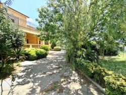 Appartamento In Villa Arredato + Portico + Giardino + Posti Auto San Gregorio 