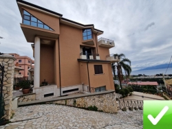 Prestigiosa Villa Indipendente Panoramica Con Corte e Giardino Piale