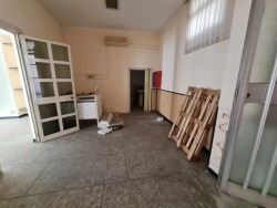 Locale Commerciale C1 Con 4 Vetrine Fronte Strada Via Gebbione 170 Mq