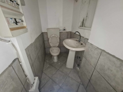 Locale Commerciale C1 Con 4 Vetrine Fronte Strada Via Gebbione 170 Mq
