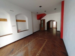 Locale Con Cortile Via Aschenez 65 Mq