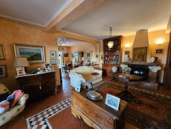 Splendida Villa Due Livelli 282 Mq + Corte + Terreni 2638 Mq Sala Mosorrofa