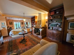 Splendida Villa Due Livelli 282 Mq + Corte + Terreni 2638 Mq Sala Mosorrofa