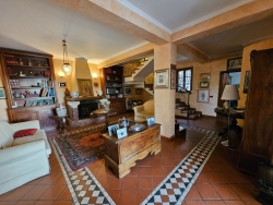 Splendida Villa Due Livelli 282 Mq + Corte + Terreni 2638 Mq Sala Mosorrofa